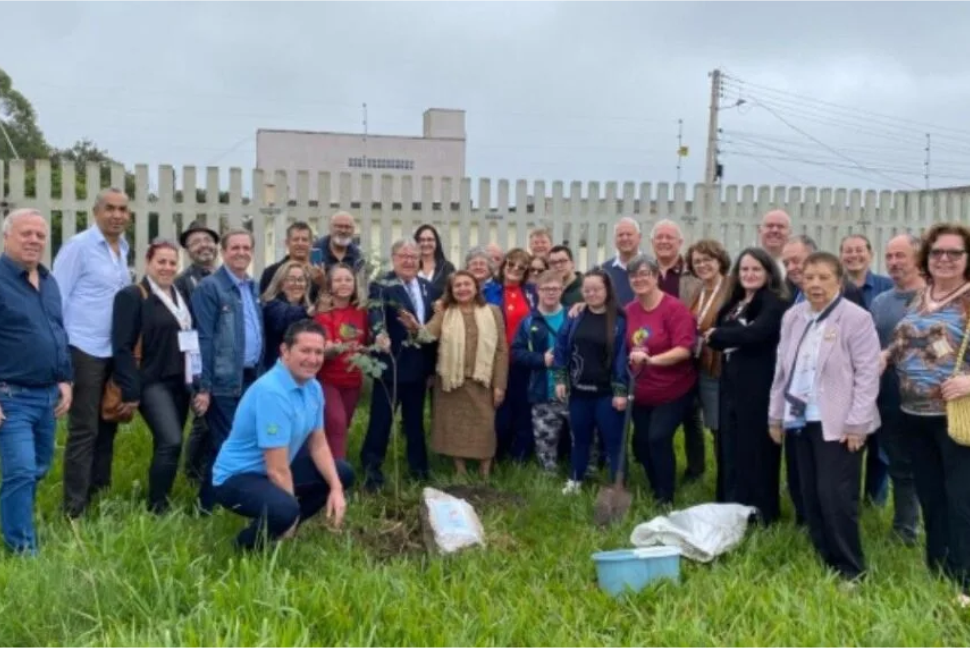 Pedra marca o plantio de árvore que simboliza a 64ª Conferência do Rotary Distrito 4680 – UMA DOCE CONFERÊNCIA