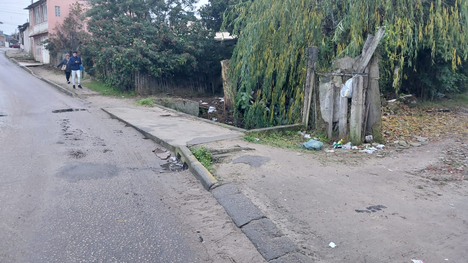 Rua Barão de Tramandaí, canaleta a anos sem proteção alguma