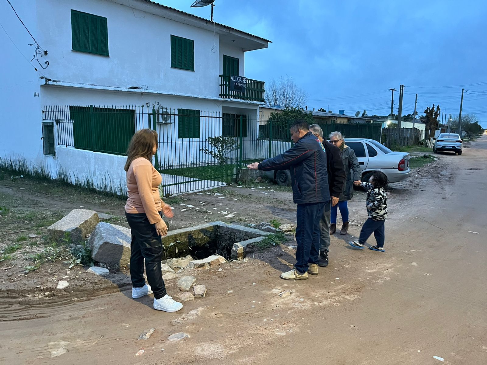 MORADORES DA RUA ALFREDO SIMOM SOFREM COM A FALTA DE SANIAMENTO BÁSICO