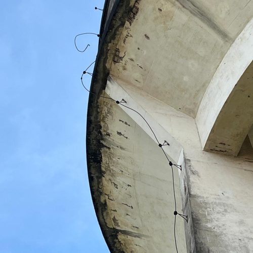 ATENÇÃO PERIGO!!! Sistema de aterramento da caixa d’água no Campo do Terezinha sem manutenção
