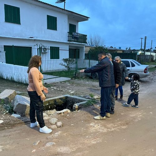 MORADORES DA RUA ALFREDO SIMOM SOFREM COM A FALTA DE SANIAMENTO BÁSICO