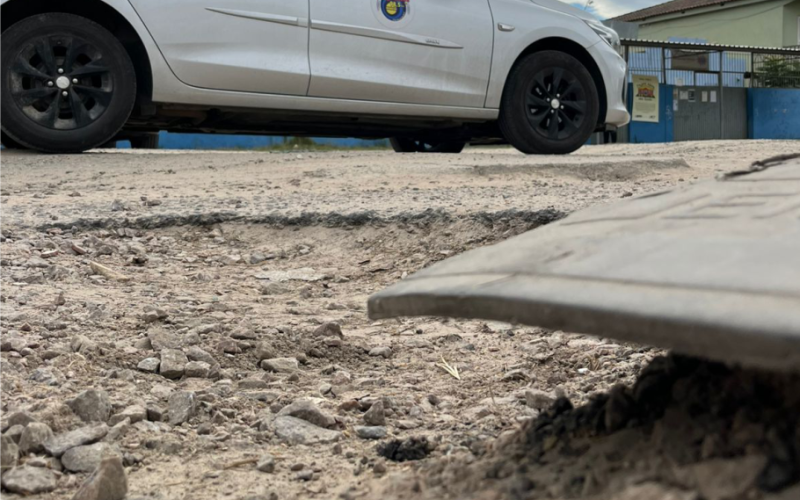 Problema no quebra-mola e buraco na rua em frente a Escola Independência no Bairro Sítio Floresta