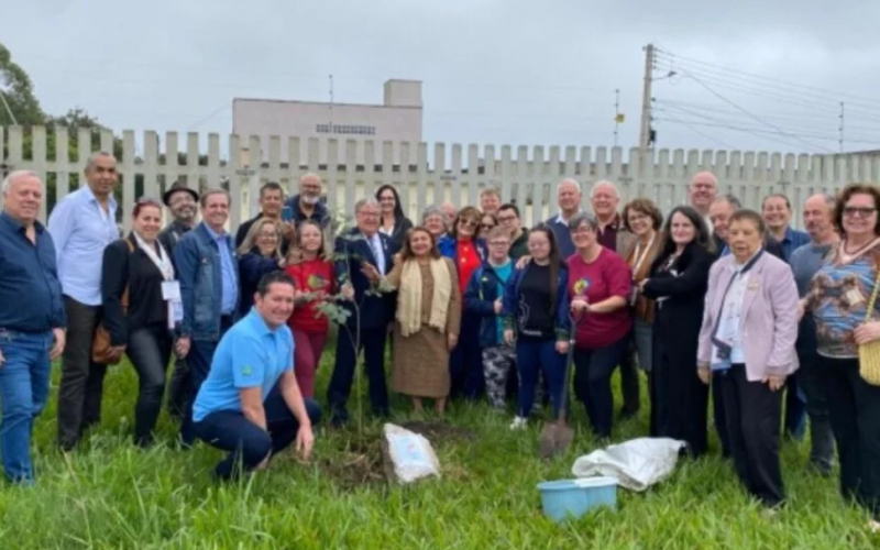 Pedra marca o plantio de árvore que simboliza a 64ª Conferência do Rotary Distrito 4680 – UMA DOCE CONFERÊNCIA